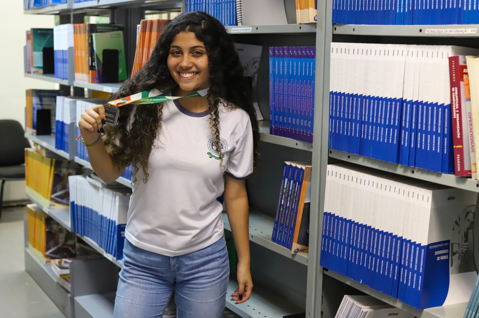 Maria Eduarda Dias de Freitas, estudante do 2º ano de Química da Escola Sandoval Soares de Azevedo. Crédito: Dirceu Aurélio/ Imprensa MG